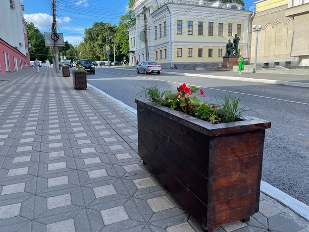    В Кирове на Карла Маркса расставляют контейнеры с многолетними цветами