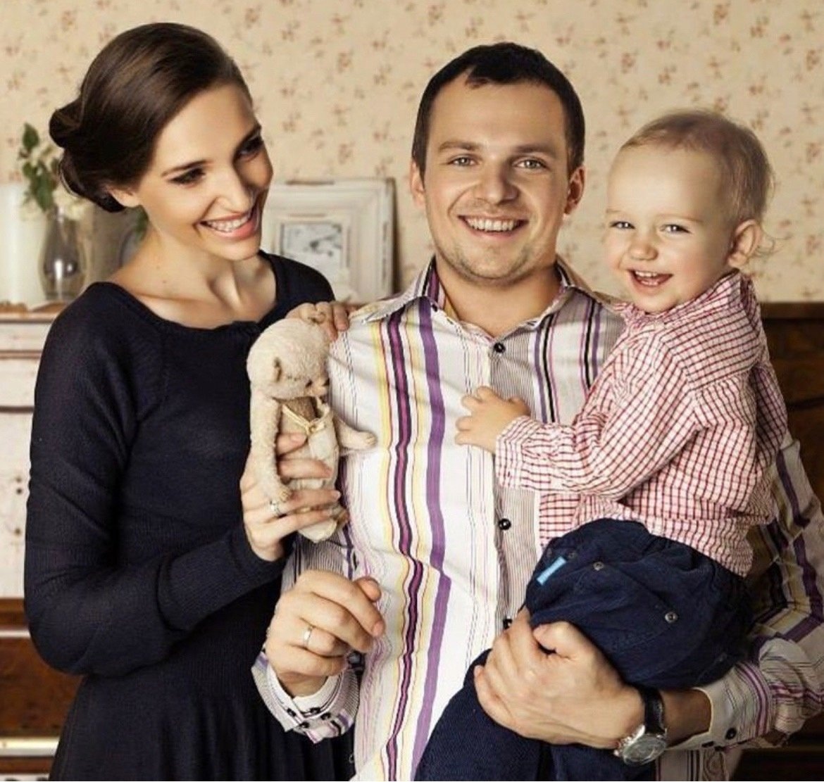 С женой и с сыном. https://zvezdi.ru/uploads/posts/2023-09/1695235477_vnym6bapvki.jpg
