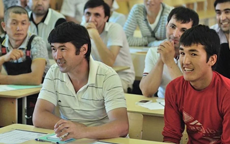 Мигранты изучают русский язык /фото из свободного доступа Яндекс.Картинки/