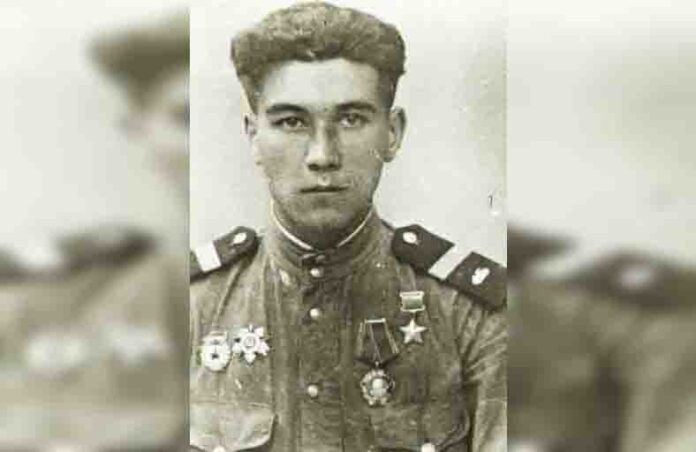Гвардии старший сержант Владимир Пермя­ков. 1945 г.