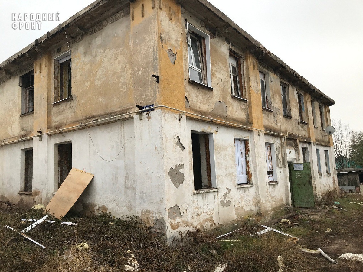    В Оренбурге после жалоб на опасность строения решили снести заброшенный дом на ул. Набережной