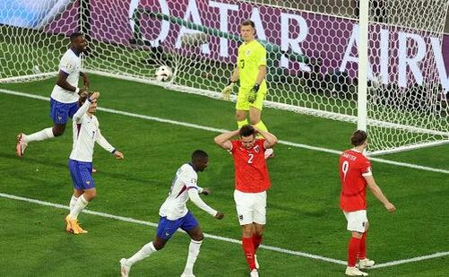 На 38 - й минуте защитник сборной Австрии, Максимилиан Вебер, отправил мяч в собственные ворота. После удара французского нападающего, Килиана Мбаппе, мяч угодил в голову Веберу, после чего отрикошетил в ворота, и голкипер Патрик Энс ничего не смог с этим поделать