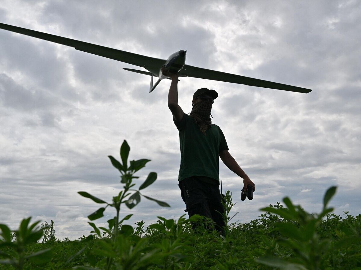    Оператор БПЛА ВСУ запускает авиаударный дрон © AFP 2024 / Sergei Supinsky