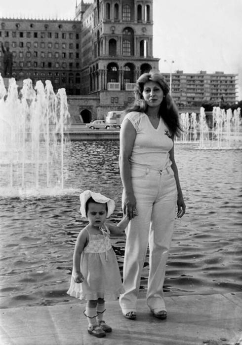  Сабина Ахмедова в детстве с мамой. / Фото: www.nastroy.net