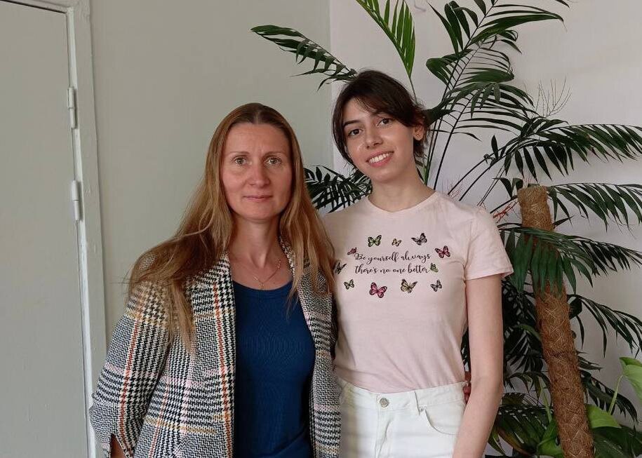 Юлия Петровна Черных, учитель биологии, и Евгения Гаспарян на совместном снимке