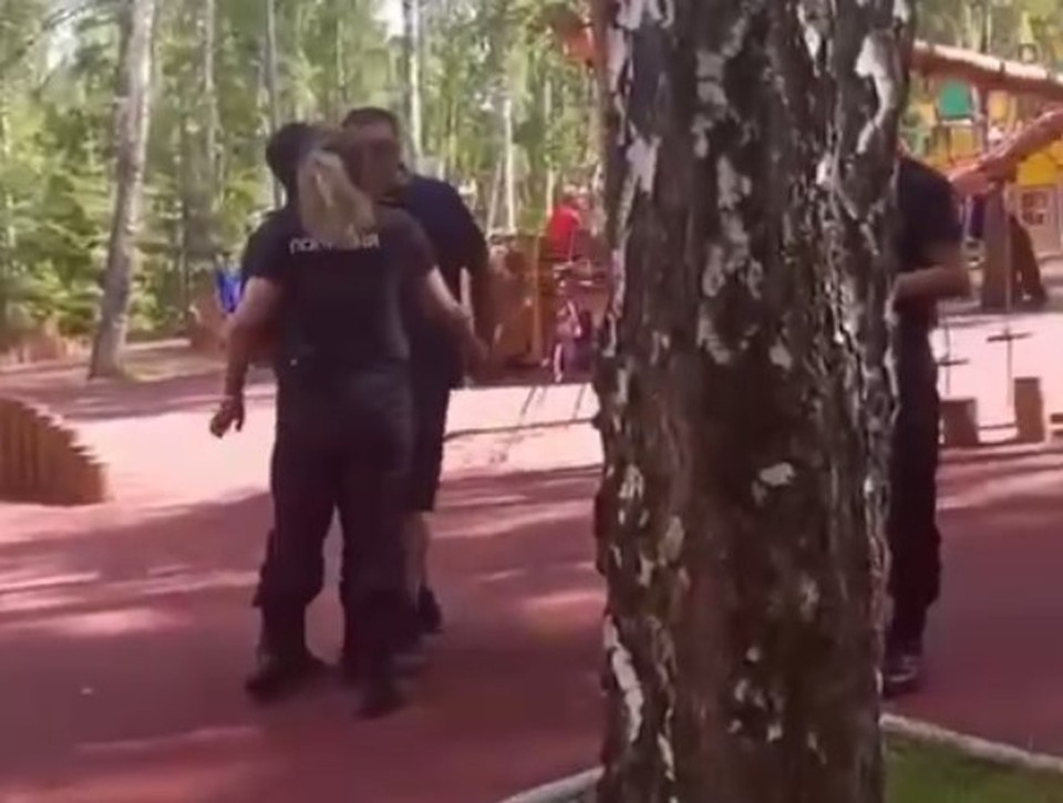    Здоровенный мужик толкает полицейскую. Фото: соцсети