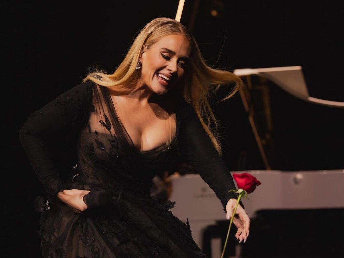    Британская певица Адель на концерте в Лас-Вегасе в платье от дома моды Валентина Юдашкина© Фото : @adele