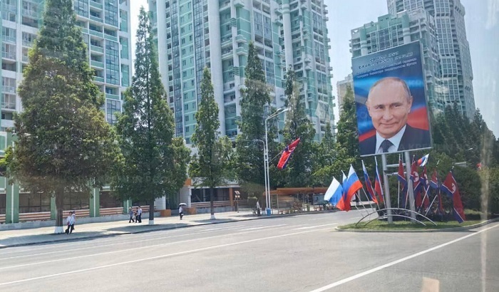 Баннер с портретом Владимира Путина в КНДР / источник фото: РИА Новости