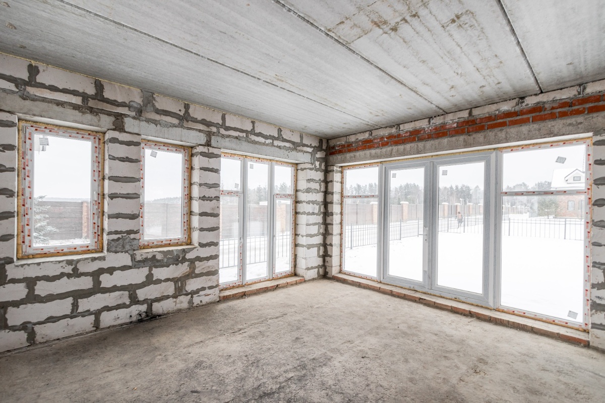 Возводить стены в коттедже без отделки придется самому. Зато можно придумать свой, особенный проект дома