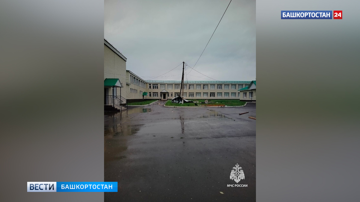    В Башкирии сильный ветер частично сорвал крышу колледжа и школы