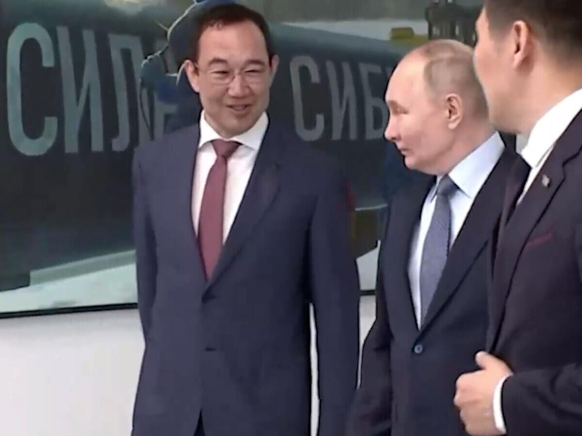    Путин на выставке в "Квартале труда" в Якутске© Пул