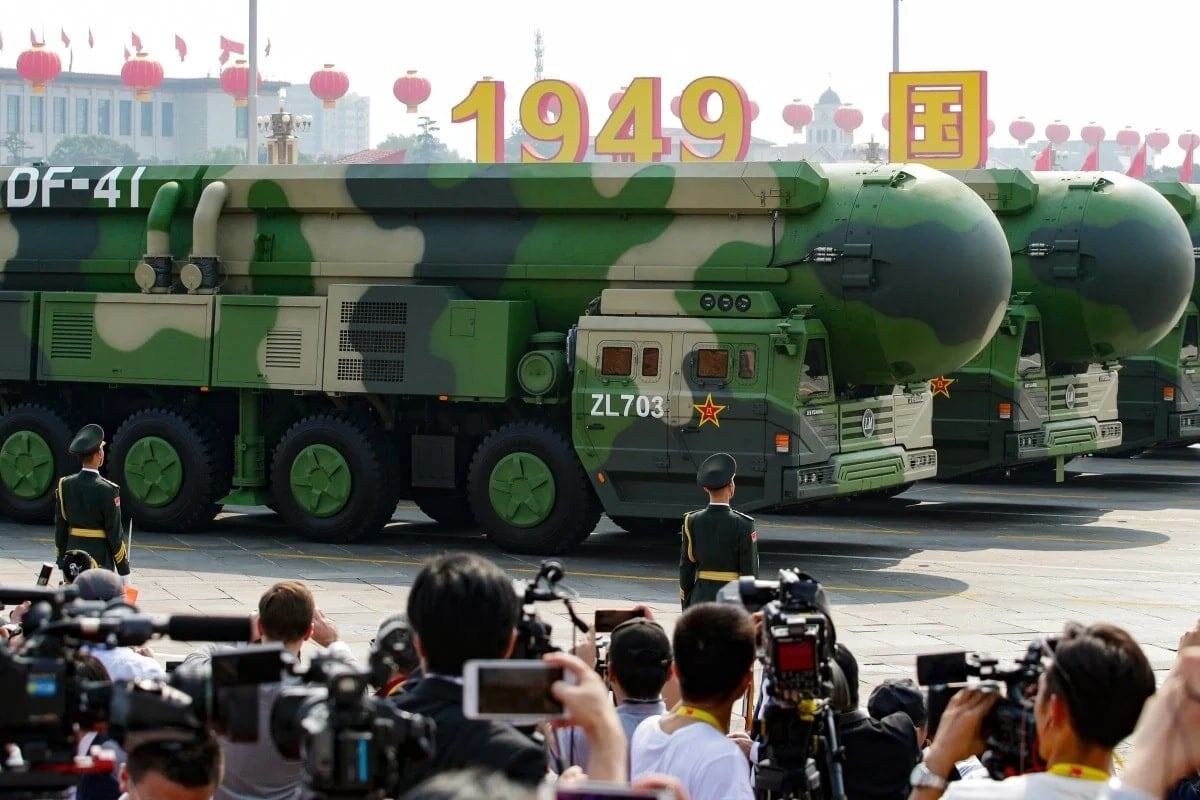    Китайские межконтинентальные баллистические ракеты DF-41 во время военного парада в Пекине / © Reuters