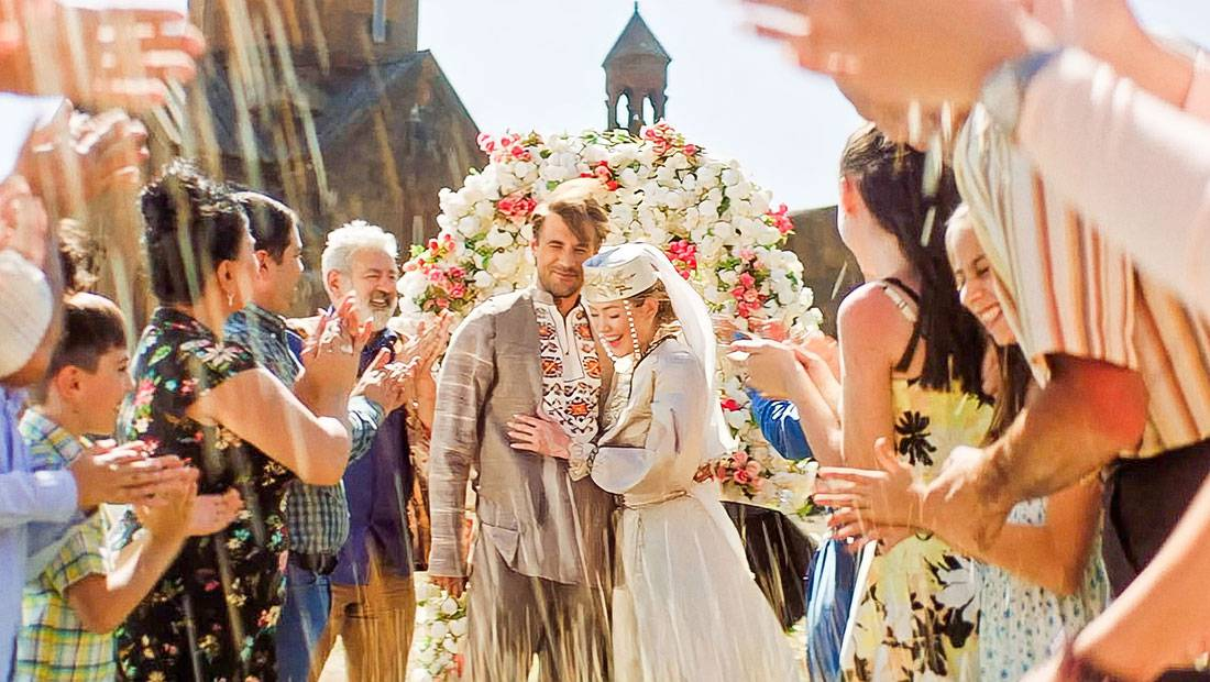 Лето — это не только сезон отпусков, но и пора свадеб. Многие романтичные киноистории завершаются торжественной церемонией, которую режиссеры часто показывают пышно и красочно.