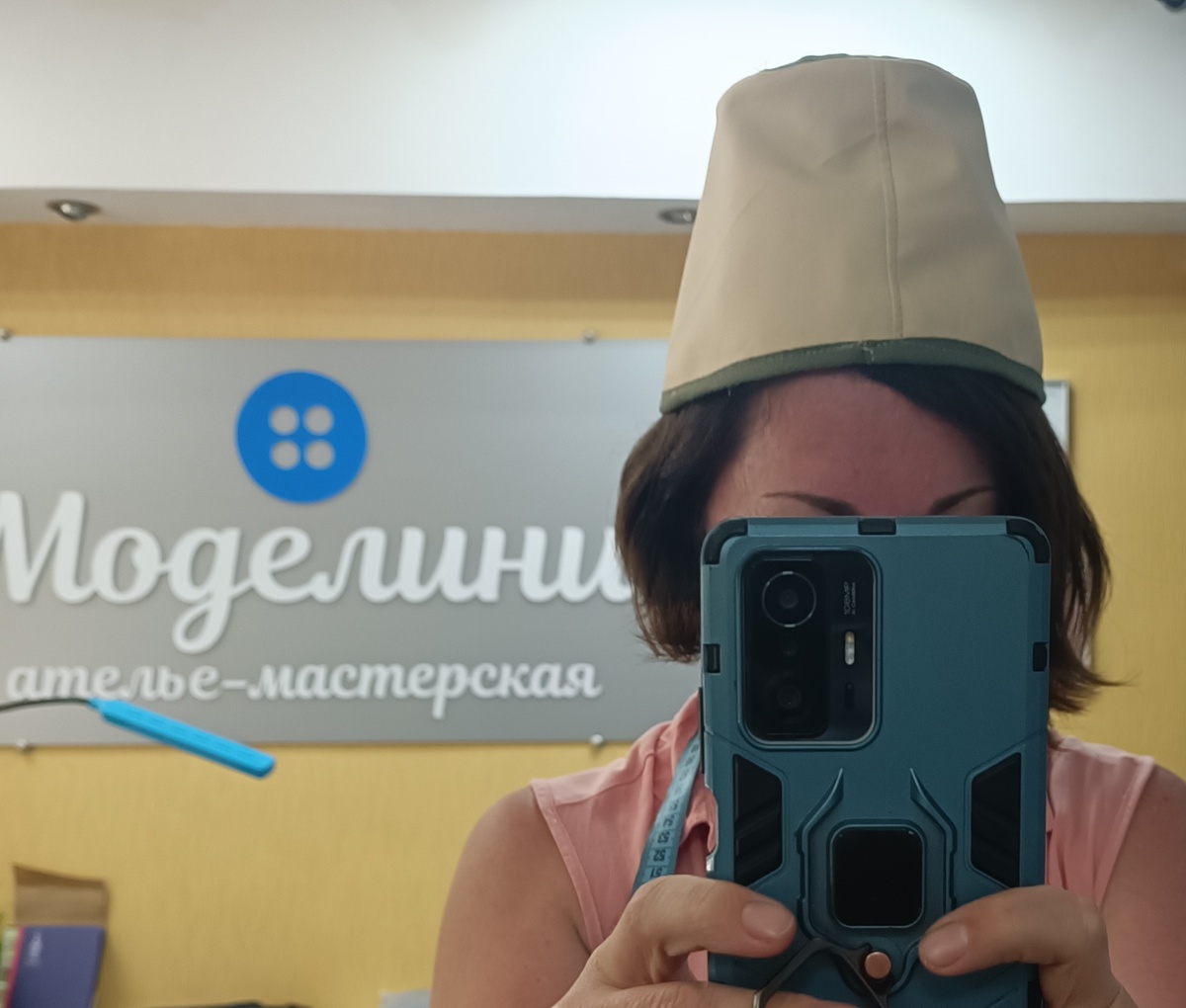 Спряталась за телефоном