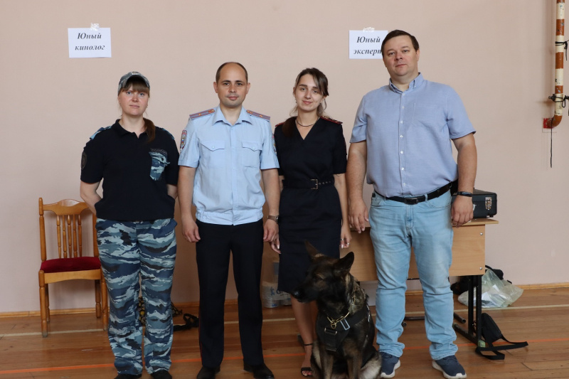 Праздник профессии: тверская полиция показала свой чудо-чемоданчик и суперсобак