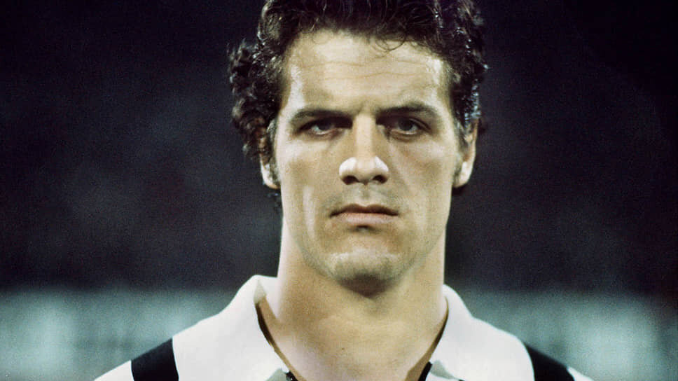    Фабио Капелло родился 18 июня 1946 года в итальянской деревушке Пьерис. Занимался футболом с детства, играл за местный одноименный клуб под руководством своего отца Геррино. Дядя Капелло — Марио Тортуль — также был футболистом и тренером Colorsport / REX / Shutterstock / Fotodom