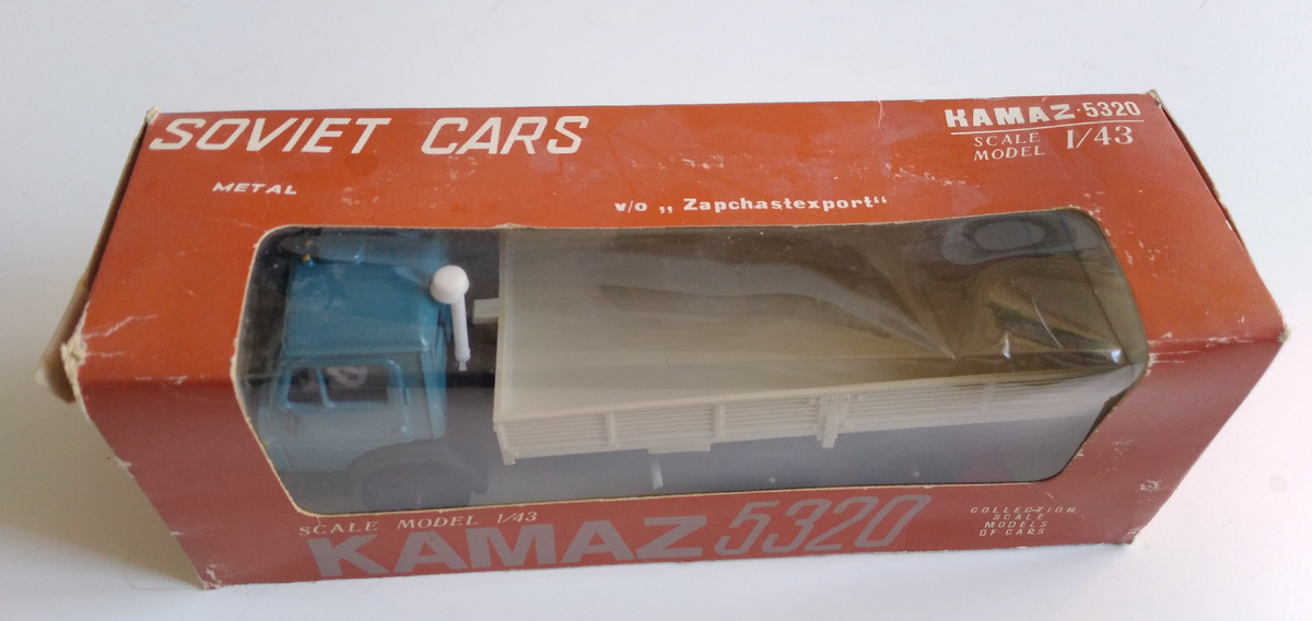 На коробки почти всё надписи, на иностранном языке