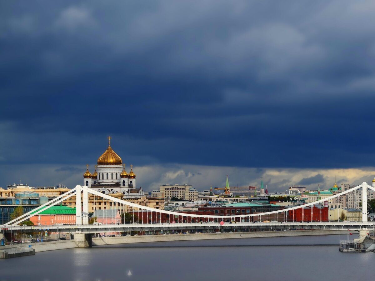    Крымский мост и храм Христа Спасителя в Москве© РИА Новости / Владимир Баранов