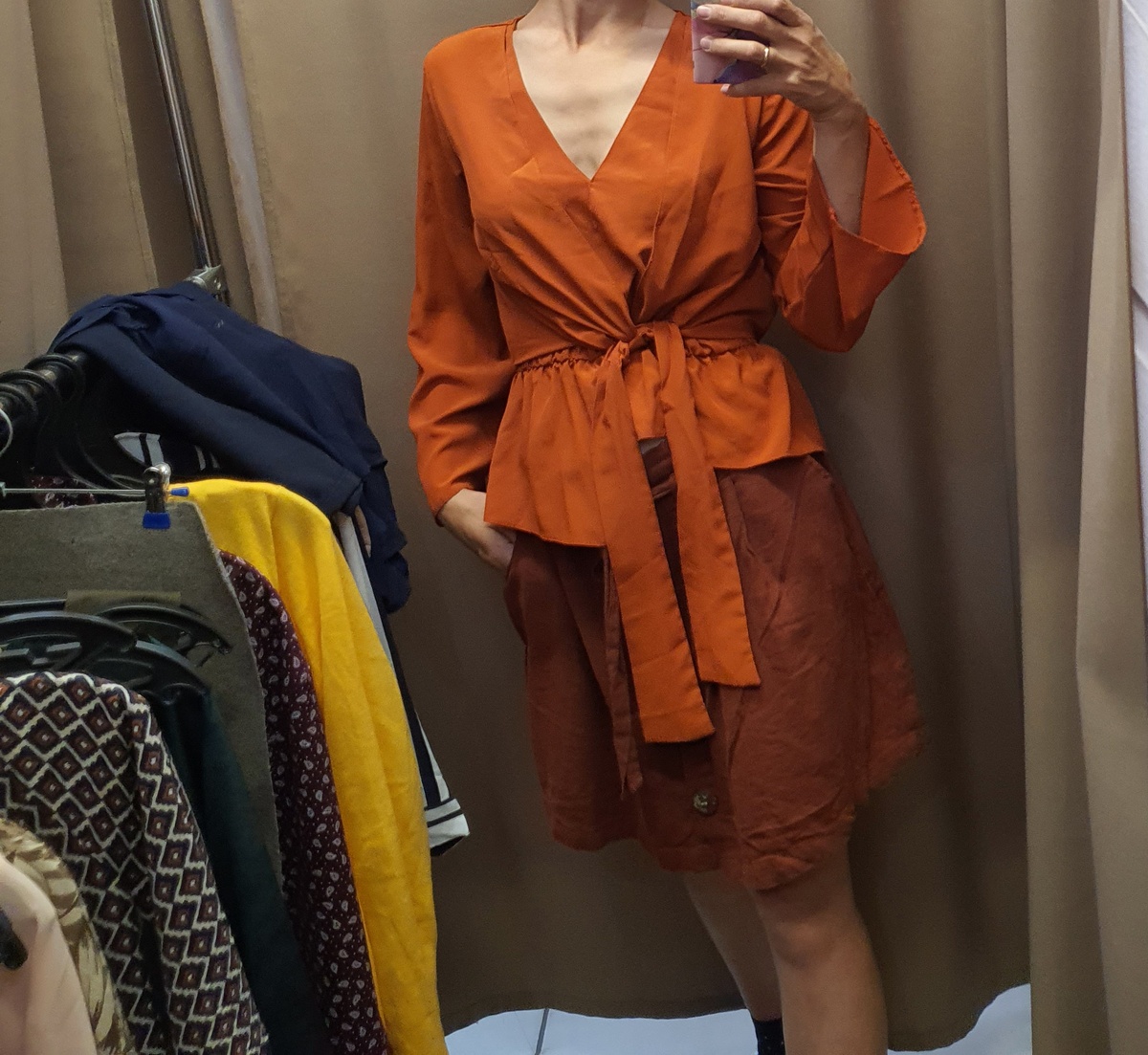 Эту блузку с юбкой забрала)