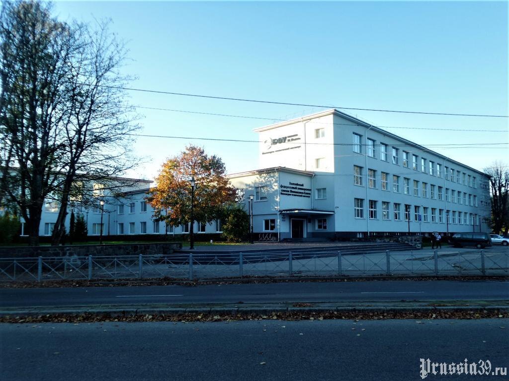 Корпус Политеха, ещё без монумента. Фото с просторов интернета. Листайте