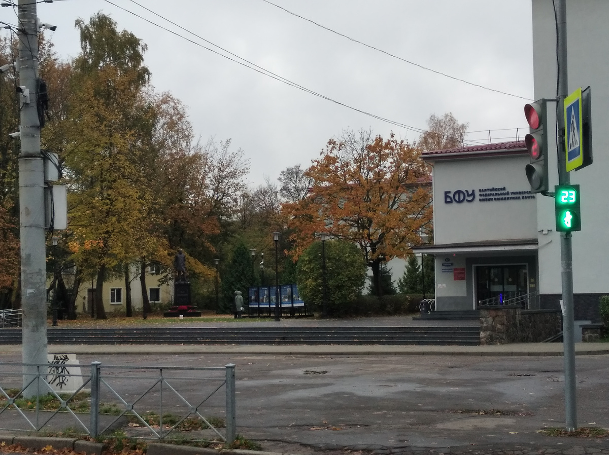 Осень. Дождь. Монумент. Если приглядется. Листайте