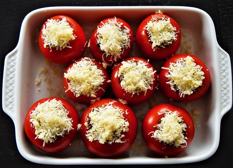 Помидоры, фаршированные курицей, грибами и сыром, в духовке. 