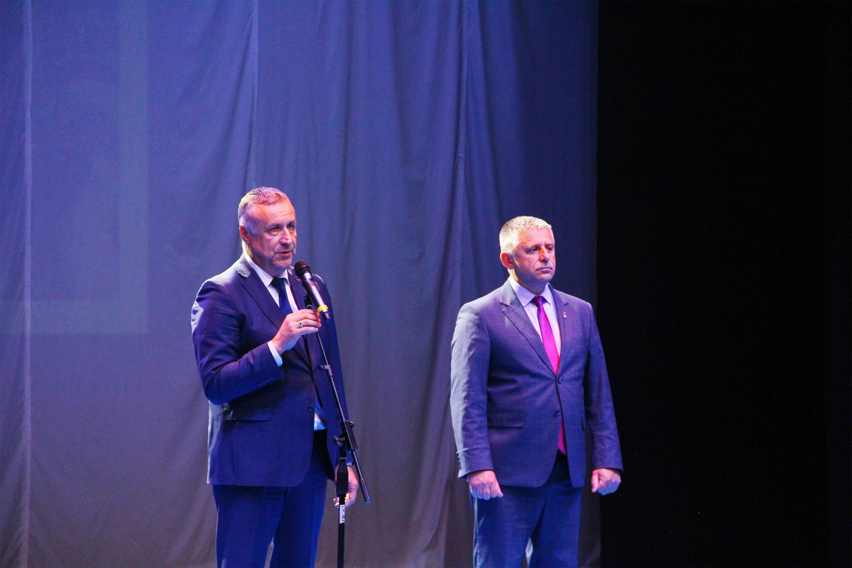 Первый заместитель главы Кунгурского округа О.Ю. Лихачёв и председатель окружной Думы С.Л. Крохалев поздравили ветеранов обувного комбината с юбилеем