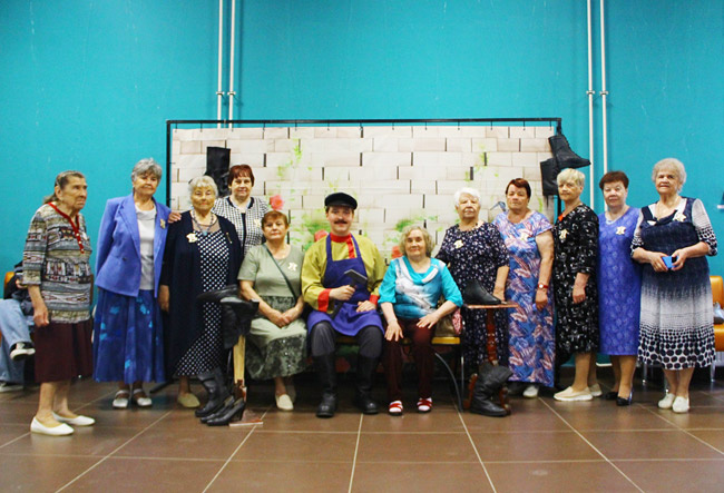 Бывшие работники обувного комбината с удовольствием фотографировались в красиво оформленной фотозоне