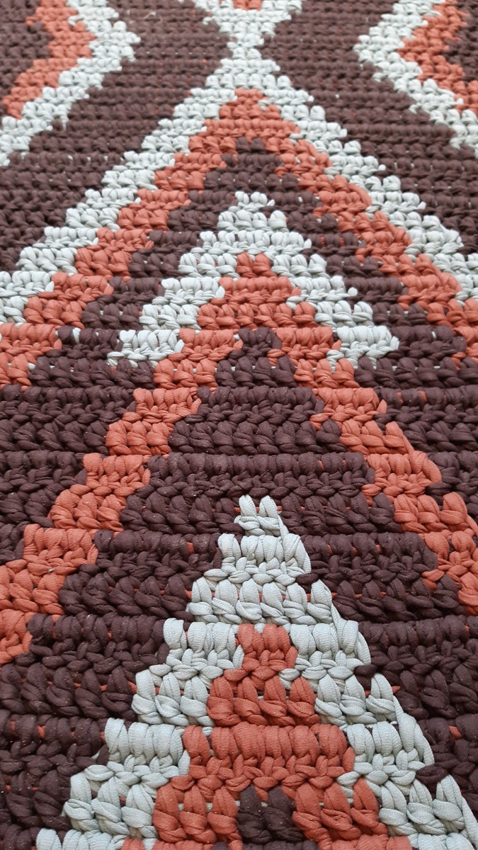 Расход пряжи на аналогичный коврик приблизительно пять бобин: три бобины цвета тёмного шоколада, одна - цвета корицы, одна - пыльно-ментоловая.