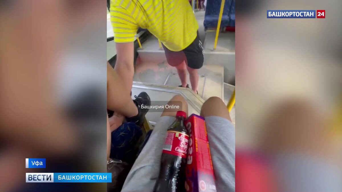    Пьяный уфимец приставал к школьнице в салоне троллейбуса: момент попал на видео