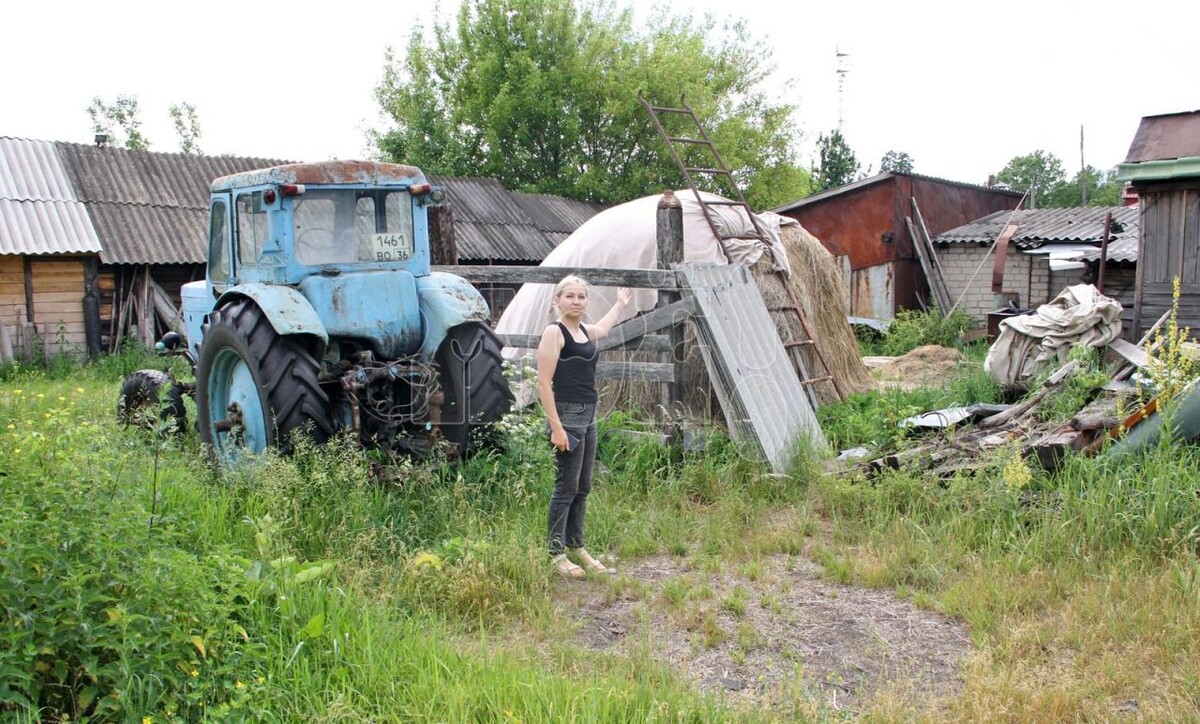    Мама Максима Валентина у того самого стога. / Фото Антона БИРКЛЕ.