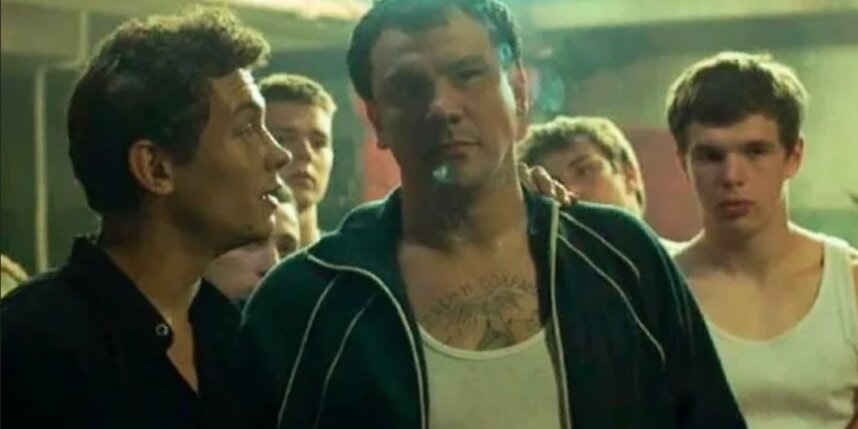    Сергей Базанов (в центре).Кадр из сериала "Слово пацана" | Wink