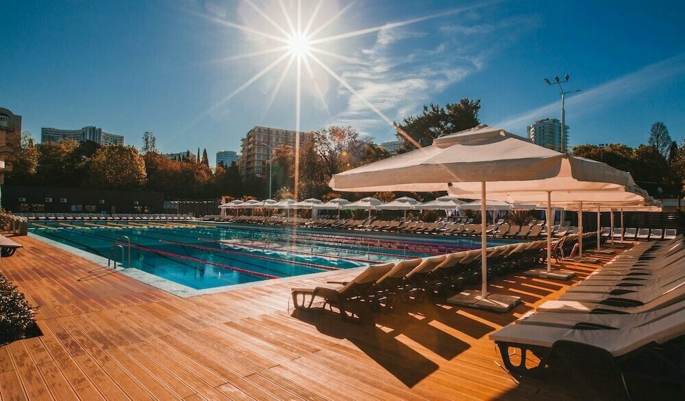 На территории есть ресторан, 50-метровый бассейн с подогревом, окружённый сотней шезлонгов с зонтиками, спа-центр, салон красоты, финская сауна и собственный выход на пляж. Фото: Жемчужина 4* / Яндекс Путешествия