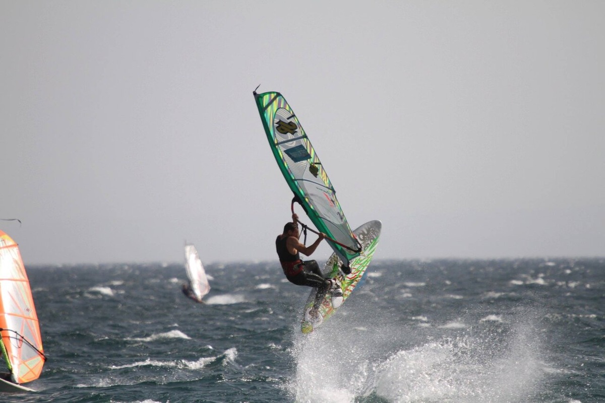 В «Жемчужине» гости берут уроки виндсёрфинга и катаются на сапе. Сёрф-станция располагается на пляже при отеле. Один час катания на виндсёрфинге обойдётся в 3500 рублей, на каяке — 1000 рублей. Фото: Дмитрий П./ Яндекс Карты