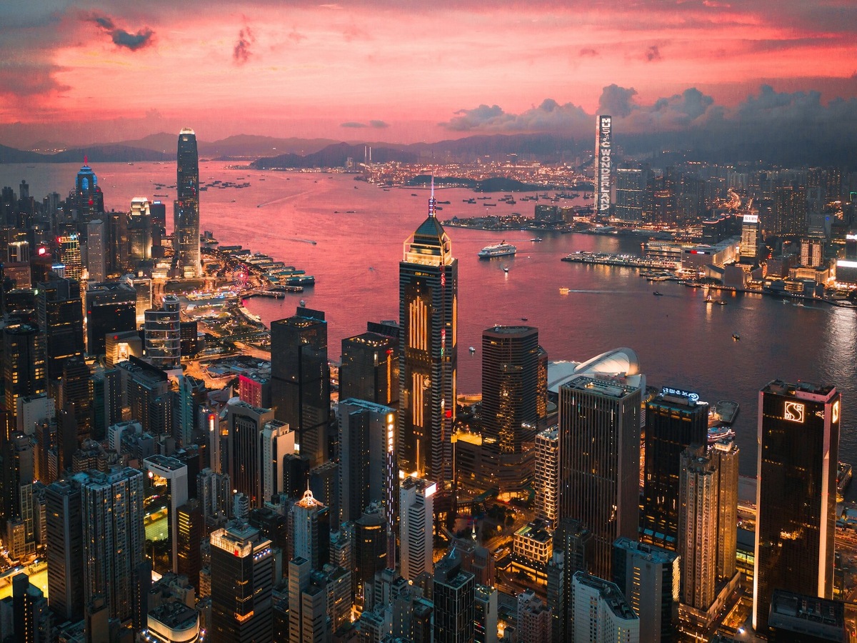 Гонконг — город с самым большим в мире количеством небоскрёбов. Сейчас их тут более трёхсот. Россиянам для въезда не нужна виза. Источник фото: Manson Yim, unsplash.com