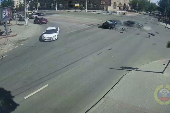 Тройное столкновение автомобилей произошло в Центральном районе. Ранним утром, 18 июня, в центральной части Волгограда произошло ДТП, в котором участвовали три автомобиля. Инцидент, случившийся в 09.