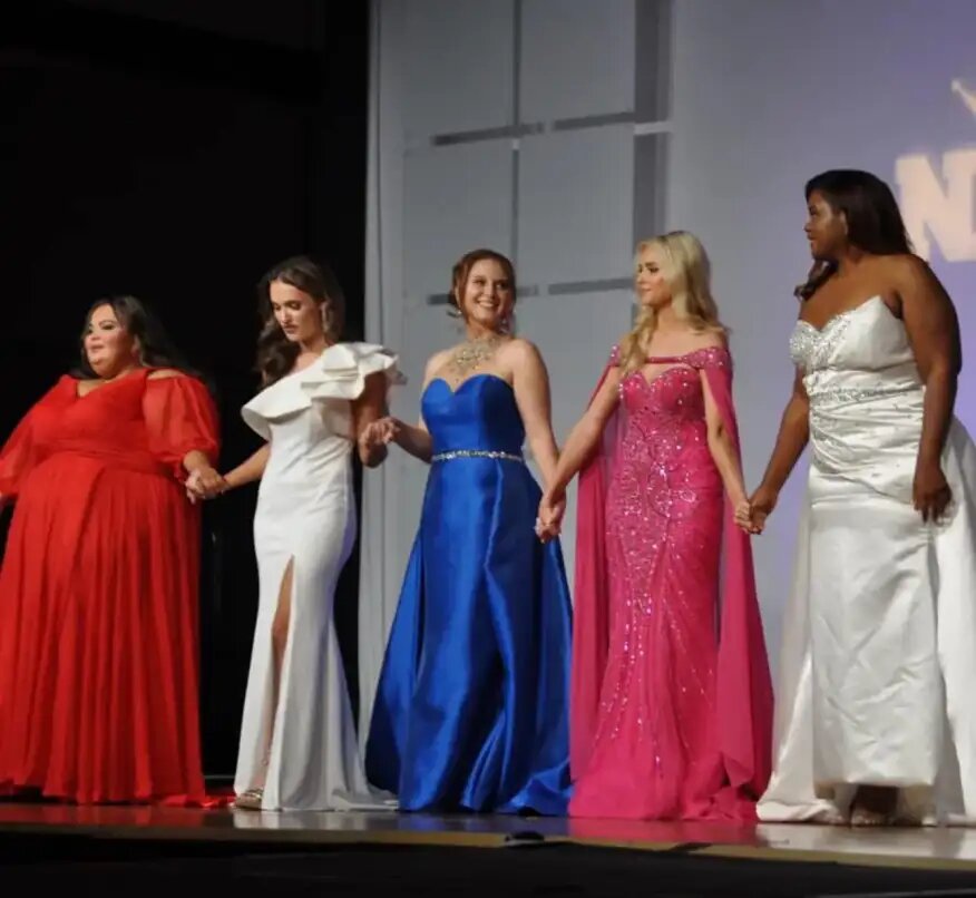Красавицы на конкурсе в вечерних платьях