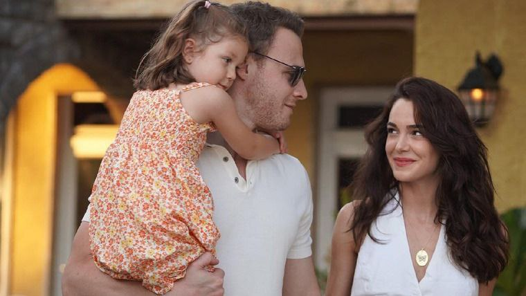 Актеры сериала  Керем Бюрсин и Хафсанур Санджактутан.