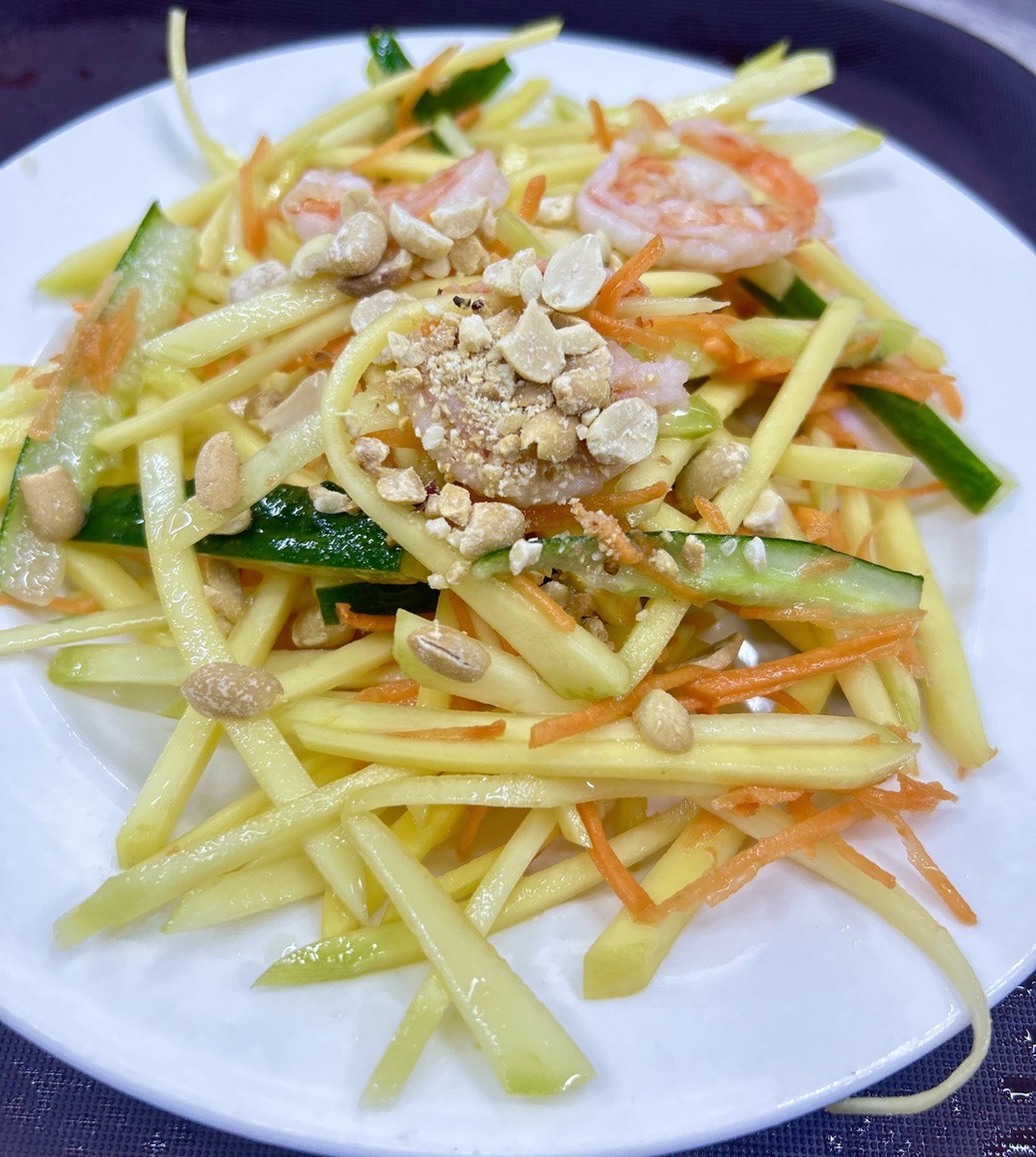 Традиционная рубрика азиатских рецептов сегодня представлена легким, летним салатом вьетнамской кухни «Соай Том».