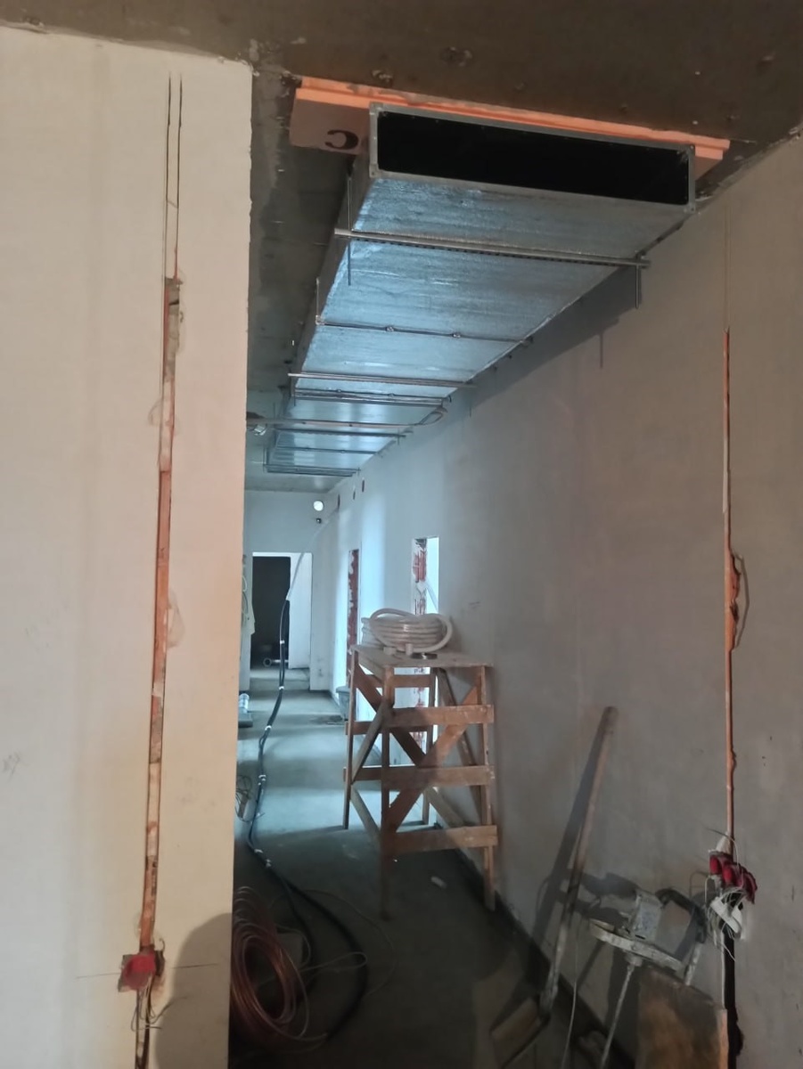Монтаж воздуховода канального кондиционирования в коридоре дома по нашему проекту.