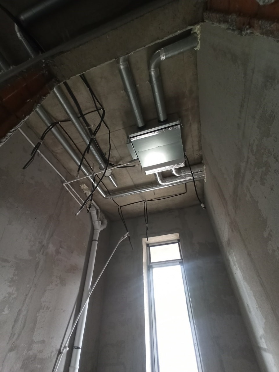 Внутренний блок и воздуховоды канального кондиционирования в помещении дома по нашему проекту.