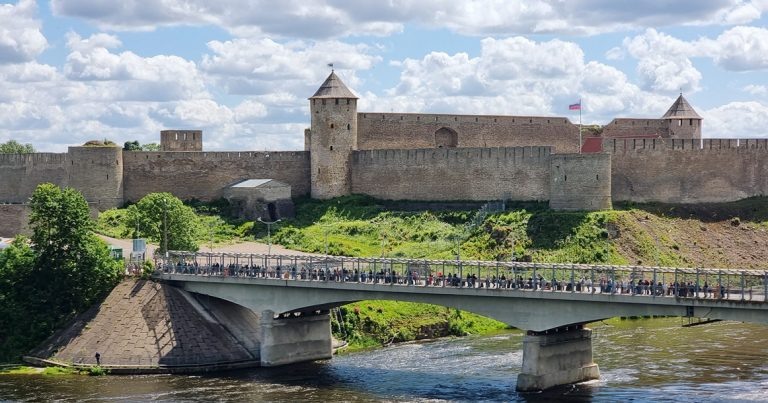 Я стою на бастионе Ивангородской крепости и вижу Европу — невиданное счастье сейчас. До нее рукой подать.