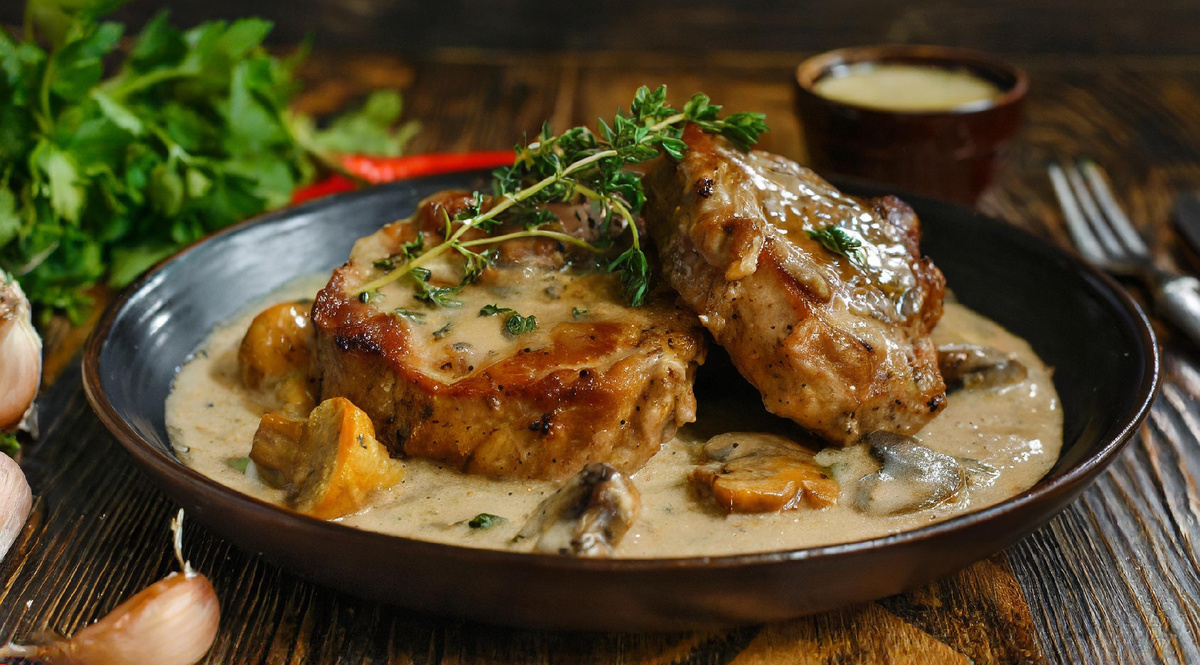 Свиные стейки  в сливочно-грибном соусе