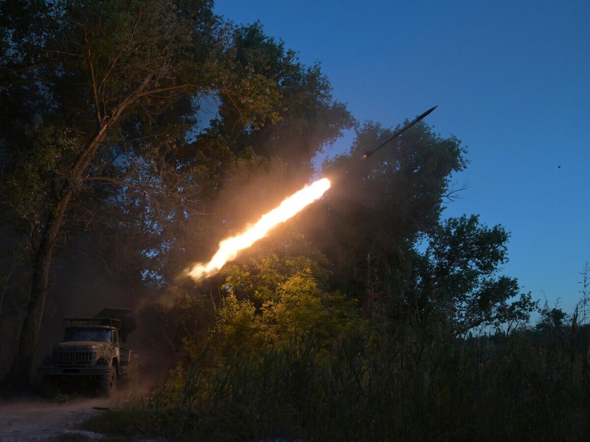    Военнослужащие реактивной артиллерии 85-й отдельной мотострелковой бригады 2-го армейского корпуса ВС РФ ведут огонь из РСЗО 9К55 "Град-1" на Артемовском направлении в зоне проведения СВО© РИА Новости / Евгений Биятов