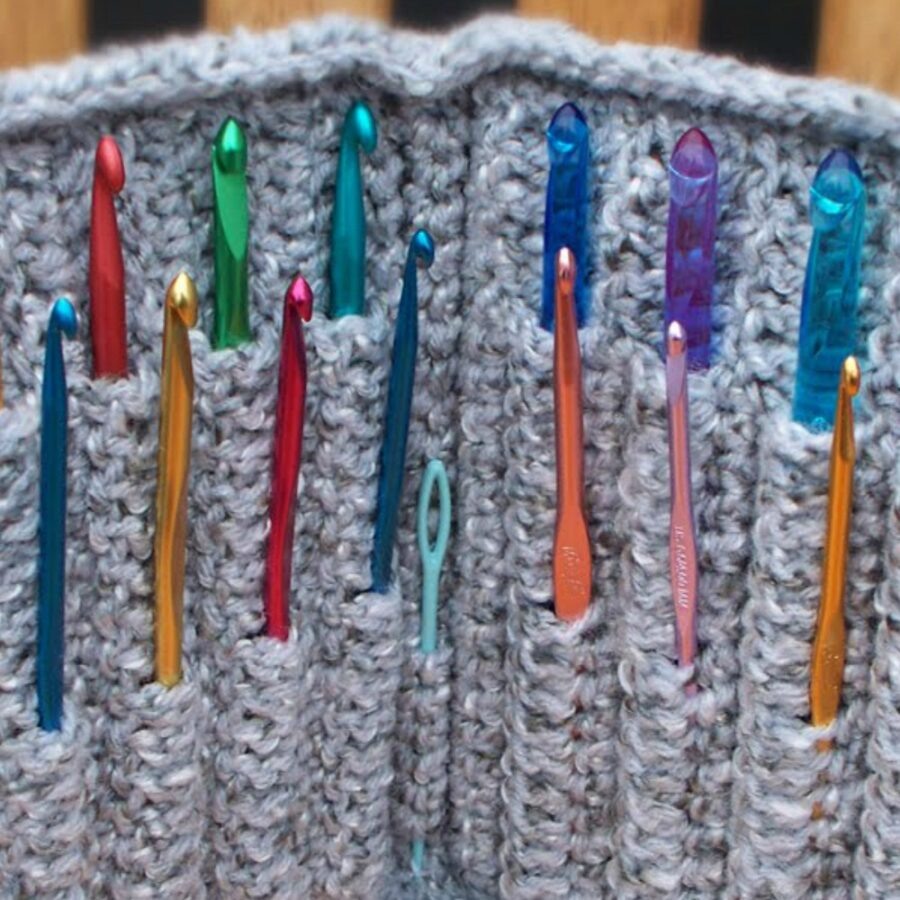    Вязаный чехол для крючков   
Источник: Скриншот из видео