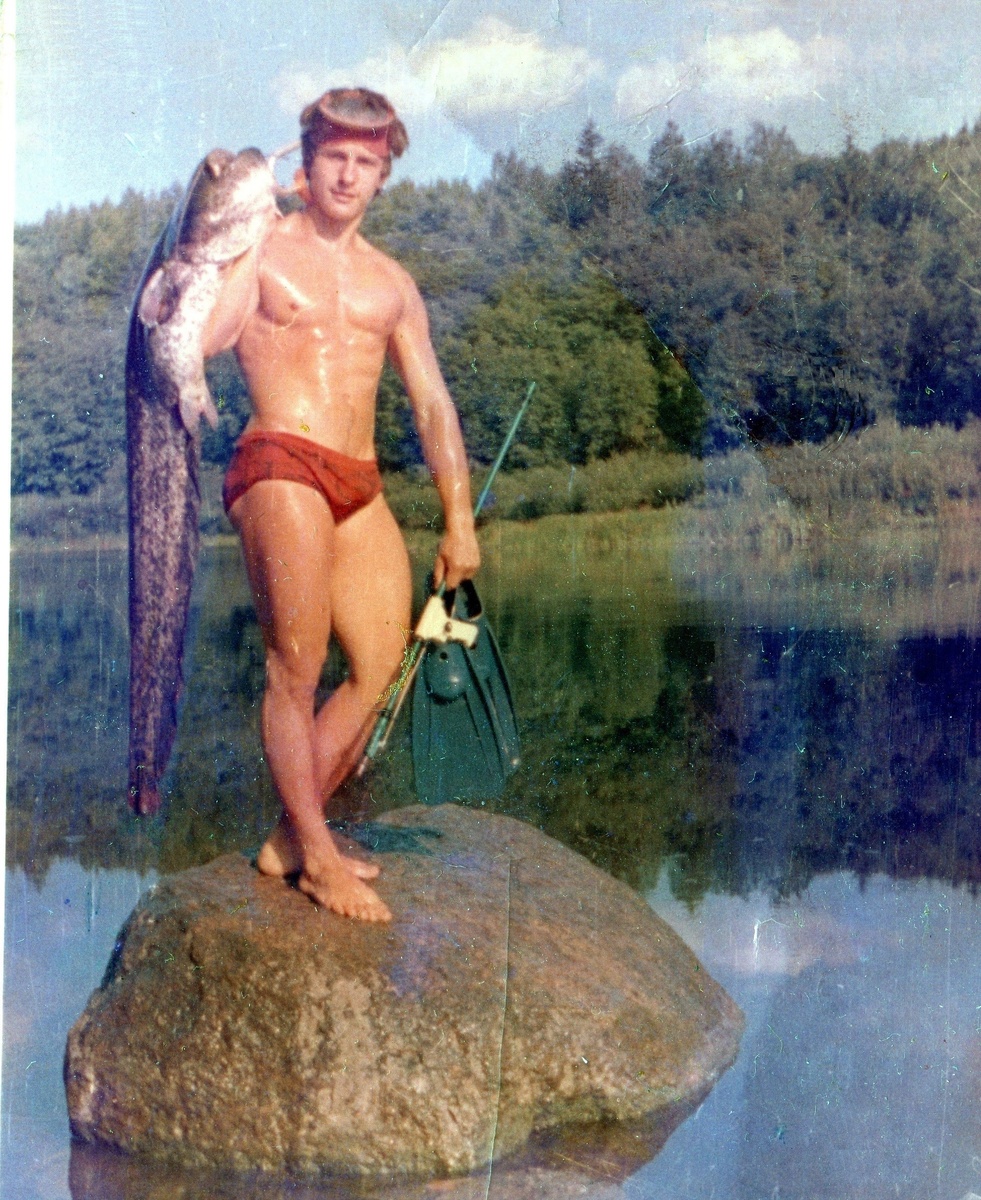 Александр на р.Ловать в молодости. Фото из архива Александра, цвет восстановлен автором статьи)