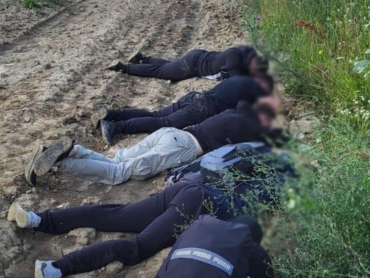    Задержанные мужчины, пытавшиеся сбежать через реку Тиса в Венгрию© Госпогранслужба Украины