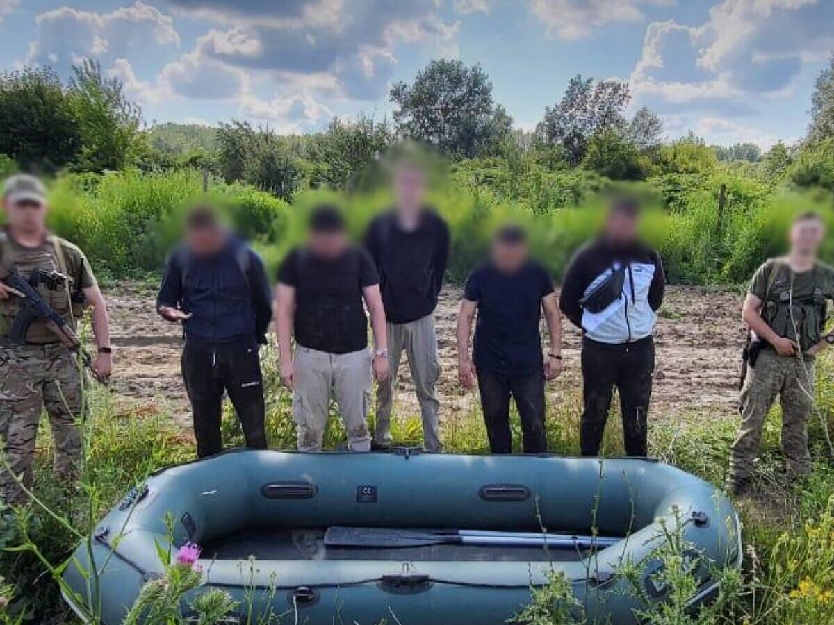    Задержанные мужчины, пытавшиеся сбежать через реку Тиса в Венгрию© Госпогранслужба Украины