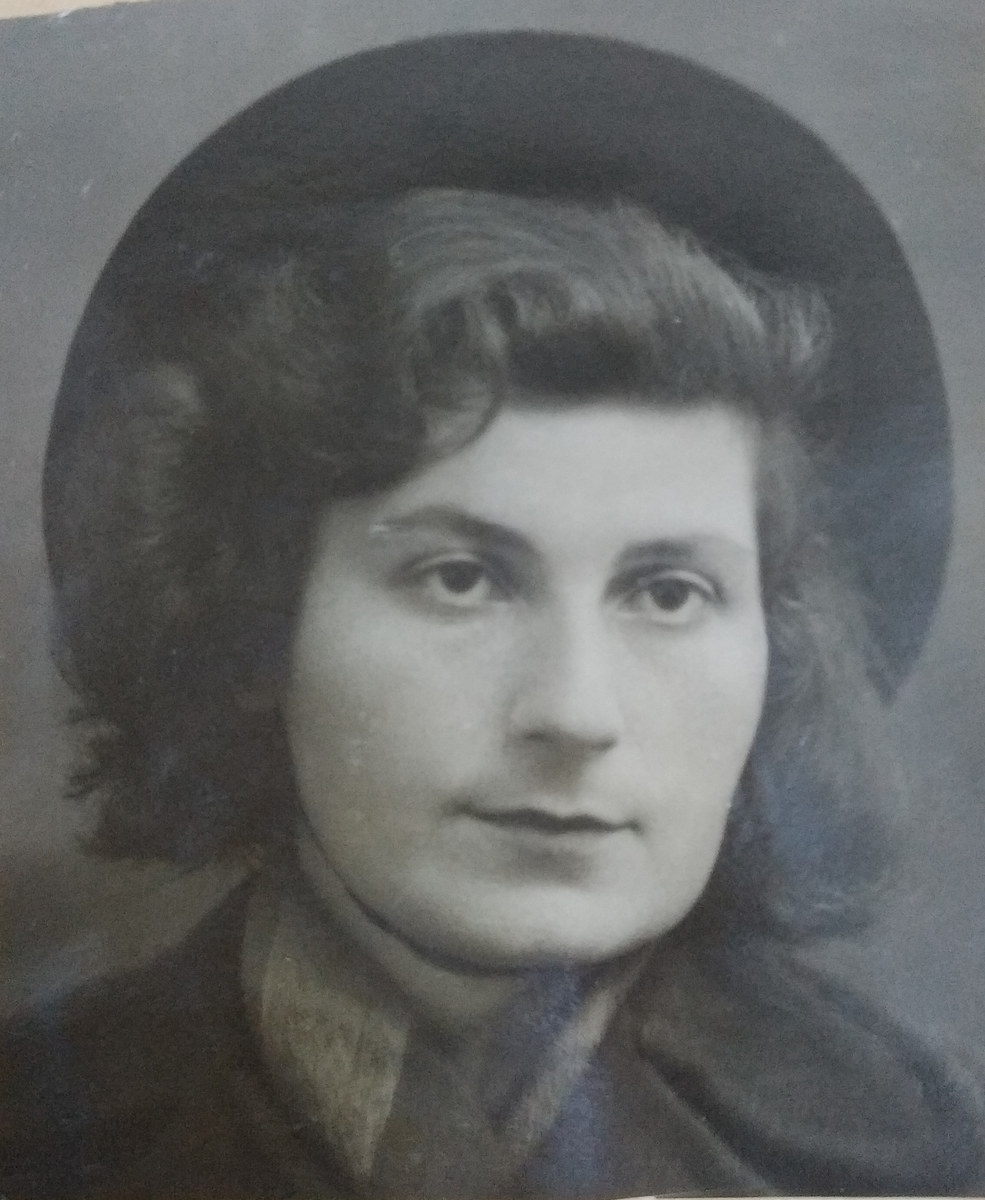 На фото: Белла Трахтенберг 