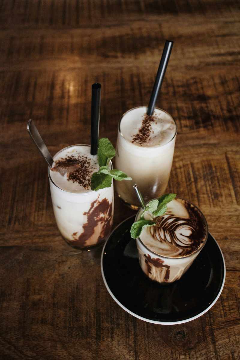 Холодный кофе с мятой, мороженым и шоколадом - идеальный коктейль для летней жары
